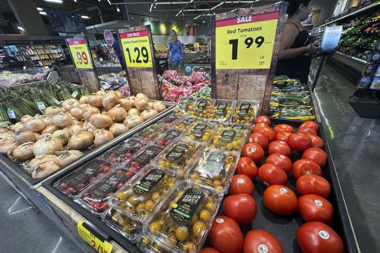 유권자들이 자국 정부에 갖는 가장 큰 불만 요인은 '물가'라는 조사 결과가 나왔다.기사 이해를 돕기 위한 식료품 매장 사진.AP연합뉴스
