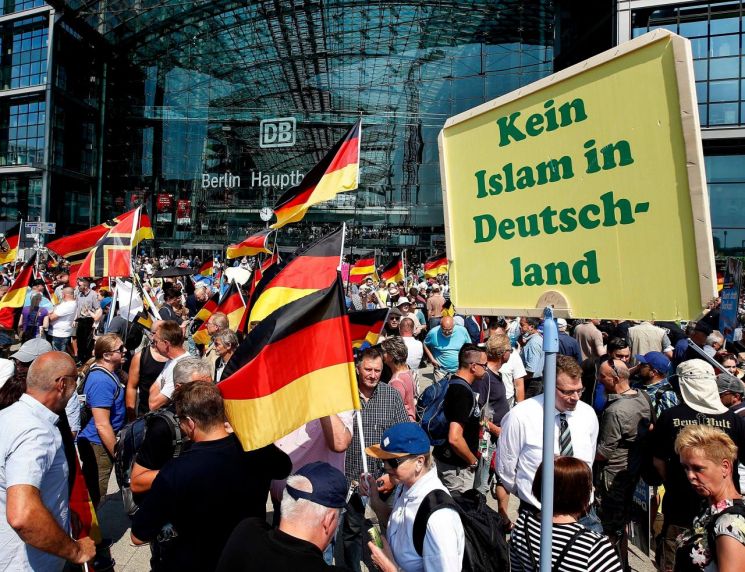 극우 성향의 독일대안당(AfD) 지지자들이 이슬람계 이민에 반대하며 모인 모습.AP연합뉴스