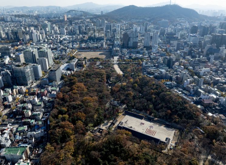 종묘 너머로 보이는 세운상가와 재개발 구역 연합뉴스