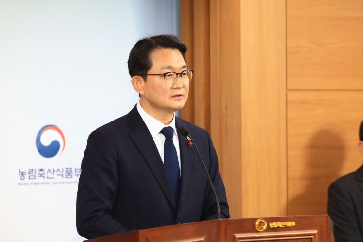 8일 정부세종청사에서 김종구 농식품부 차관이 '농협중앙회·농협재단 특별감사 중간결과'를 발표하고 있다.농식품부