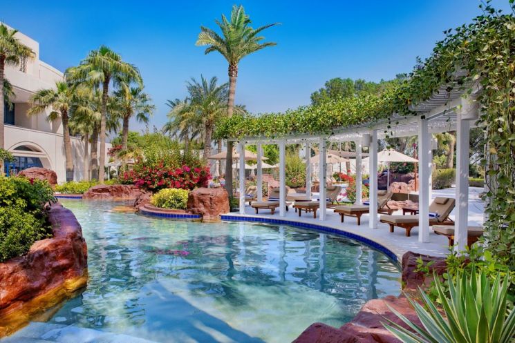 '더 리츠칼튼 도하' 야외 수영장.더 리츠칼튼