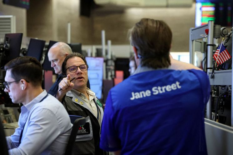 미국 뉴욕증권거래소(NYSE) 거래장에서 트레이더들이 업무를 보고 있다.로이터연합뉴스