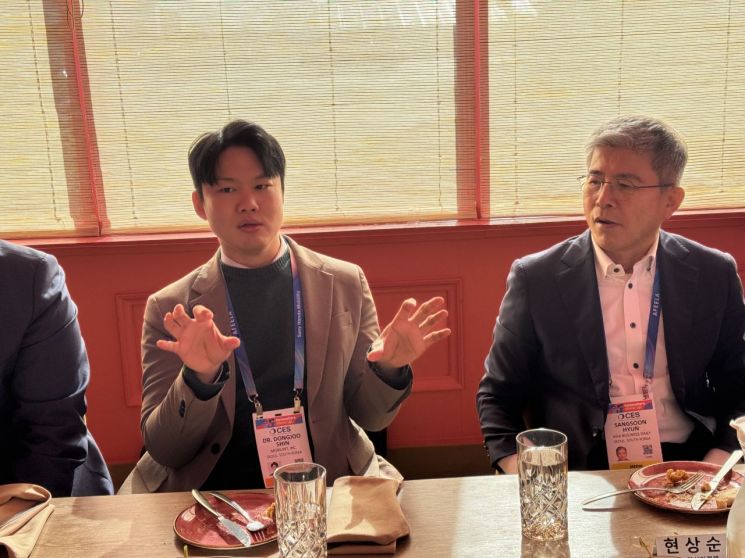 신동주 모빌린트 대표(왼쪽)가 CES 2026 현장에서 열린 과기정통부와 혁신 기업과의 간담회에서 발언하고 있다.사진=백종민 테크스페셜리스트