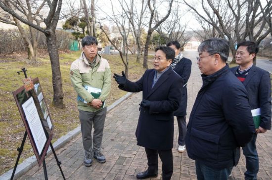 강기정 광주광역시장이 10일 오전 북구 우치동물원을 찾아 '자이언트 판다 입식'과 관련,후보 부지와 동물원 운영상황 등을 점검하고 있다.광주광역시