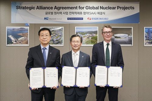 김용식 한미글로벌 사장(왼쪽부터)이 12일 김태균 한국전력기술 사장,토마스 에인도우 터너앤타운젠드 상무와 글로벌 원자력 사업 전략적 제휴 협약(SAA)을 체결하고 기념 촬영을 하고 있다.한미글로벌