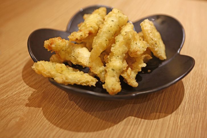 냉동 보관한 복어를 비전문가가 직접 손질해 튀겨 먹은 뒤 집단 중독 증세를 보였다는 신고가 접수됐다. 게티이미지