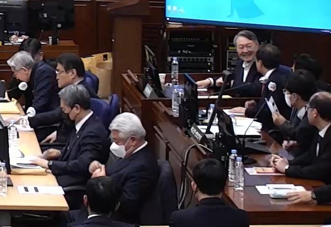 12·3 비상계엄 관련 내란 우두머리 혐의로 기소된 윤석열 전 대통령이 13일 서울 서초구 서울중앙지방법원 417호 형사대법정에서 열린 내란 우두머리 혐의 결심공판에서 변호인들과 대화하며 웃고 있다.연합뉴스