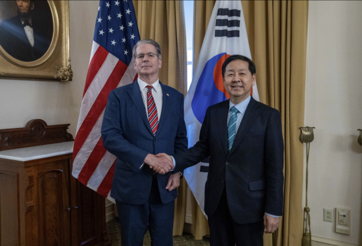 스콧 베선트 재무장관(왼쪽)과 구윤철 경제부총리 겸 재정경제부 장관이 12일(현지시간) 워싱턴DC에서 만나 기념촬영을 하고 있다.(출처:X)