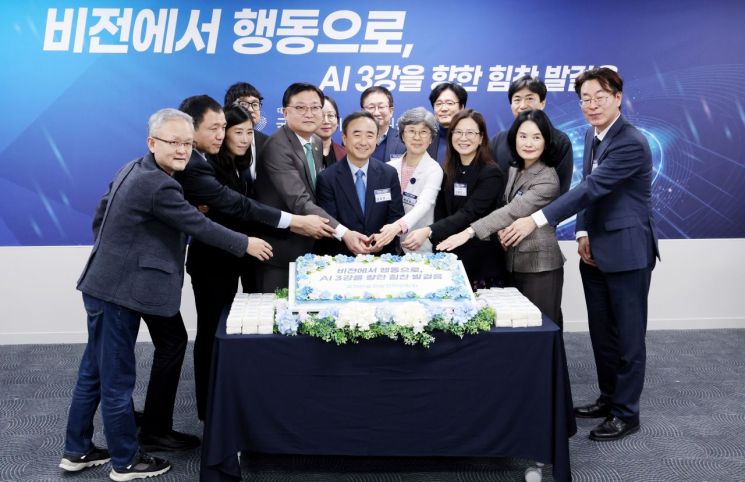 지난달 15일 서울 중구 서울스퀘어에서 열린 국가인공지능전략위원회 출범 100일 기자간담회에서 임문영 부위원장과 참석자들이 100일 기념 떡 케이크 커팅식을 하고 있다.연합뉴스