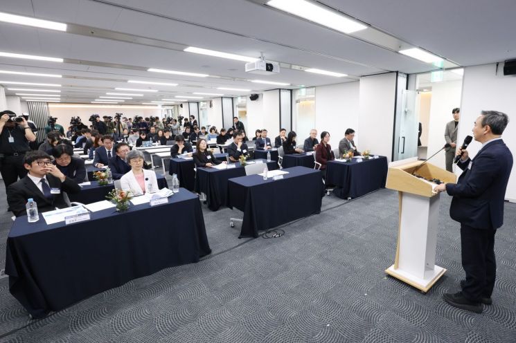 지난달 15일 서울 중구 서울스퀘어에서 열린 국가인공지능전략위원회 출범 100일 기자간담회에서 임문영 부위원장이 브리핑을 하고 있다.연합뉴스