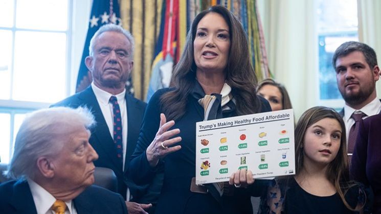 브룩 롤린스 미국 농무부 장관이 지난 14일 미국 워싱턴 D.C.백악관 집무실에서 열린 서명식에서 연설하고 있다.도널드 트럼프 미국 대통령은 학교에서 전지방 우유와 2% 저지방 우유를 제공할 수 있도록 허용하는 