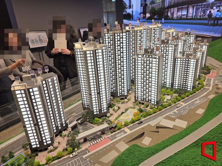 16일 서울 용산구 드파인 연희 견본주택을 찾은 방문객들이 모형도를 살펴보고 있다.이정윤 기자