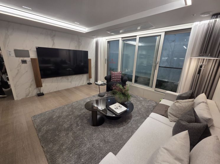 드파인 연희 전용면적 84㎡ 거실 모습.이정윤 기자