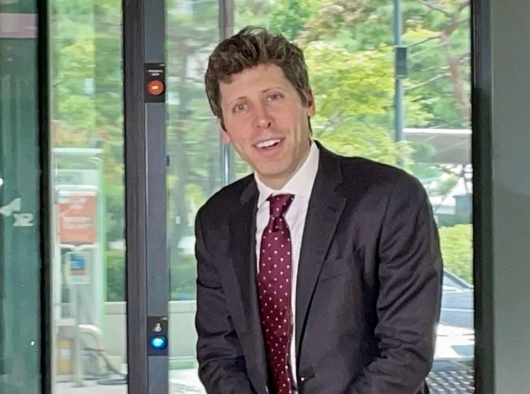 챗GPT 개발사 오픈AI의 샘 올트먼 최고경영자(CEO)가 최태원 SK그룹 회장과 오찬 회동을 위해 서울 종로구 SK서린빌딩에 들어서고 있다.연합뉴스