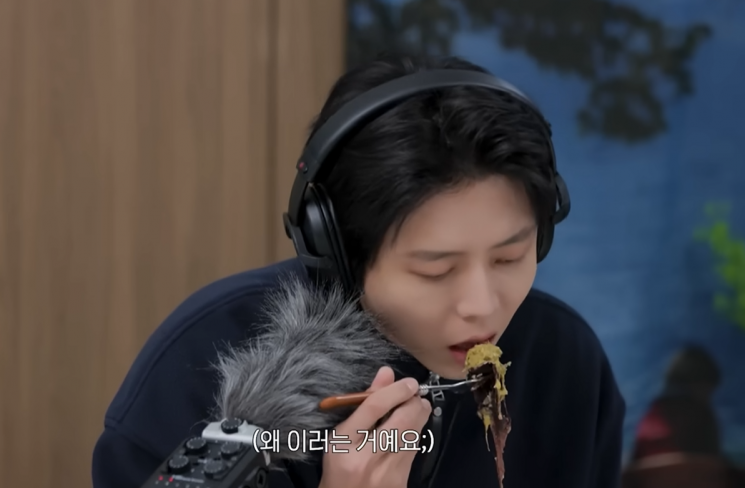 모델 겸 방송인 주우재가 최근 유행하고 있는 '두쫀쿠'를 먹고 있다.유튜브 채널 '오늘의 주우재' 캡처