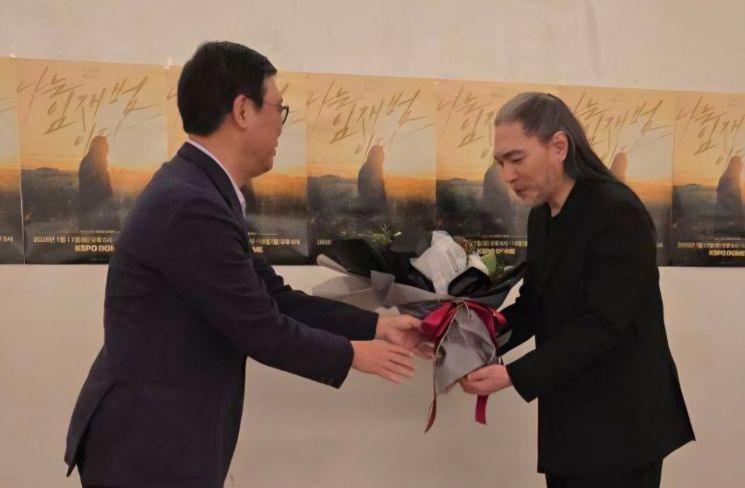 최휘영 문화체육관광부 장관이 17일 올림픽공원 케이스포돔에서 열린 '2025~2026 임재범 40주년 콘서트 나는 임재범이다' 현장을 찾아 임재범에게 공로패와 꽃다발을 전달하고 있다.[사진 제공= 문화체육관광부