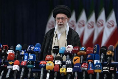 이란 최고지도자 아야톨라 알리 하메네이가 2024년 6월 28일(현지시간) 테헤란에서 대통령 선거 투표를 마친 뒤 기자회견을 하고 있다.연합뉴스