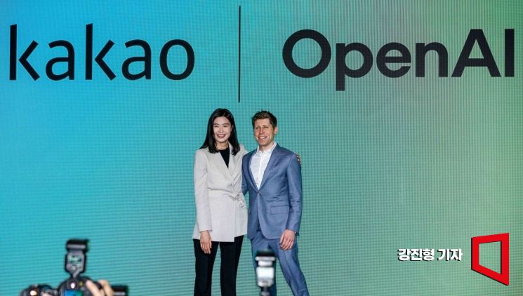 챗GPT 개발사 오픈AI 창업자인 샘 올트먼 최고경영자(CEO)와 정신아 카카오 대표가 4일 서울 중구 플라자호텔에서 열린 '카카오 미디어데이'에 참석해 사진촬영 하고 있다.강진형 기자