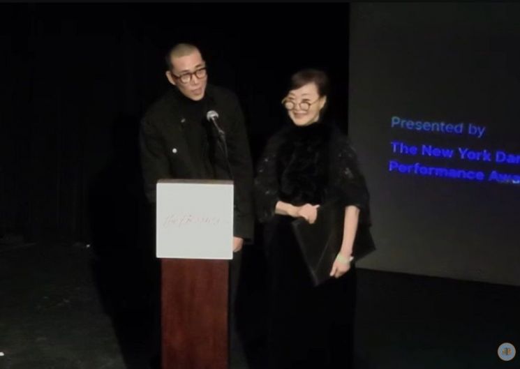 '일무'의 김성훈(왼쪽),정혜진 안무가가 20일(현지시간) 미국 '뉴욕 댄스&퍼포먼스 어워드(베시 어워드·The Bessies)'에서 '최우수 안무가·창작자 '부문을 수상한 뒤 소감을 말하고 있다.[사진 제공
