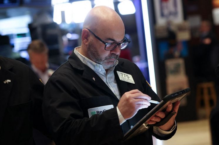 미국 뉴욕증권거래소(NYSE) 거래장에서 트레이더가 업무를 보고 있다.AFP연합뉴스