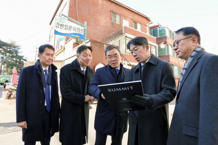 김보현 대우건설 사장(가운데)이 22일 서울 성동구 성수전략정비구역 4지구 사업지를 찾아 건축사업본부 임직원들과 함께 현장 점검을 하고 있다.대우건설