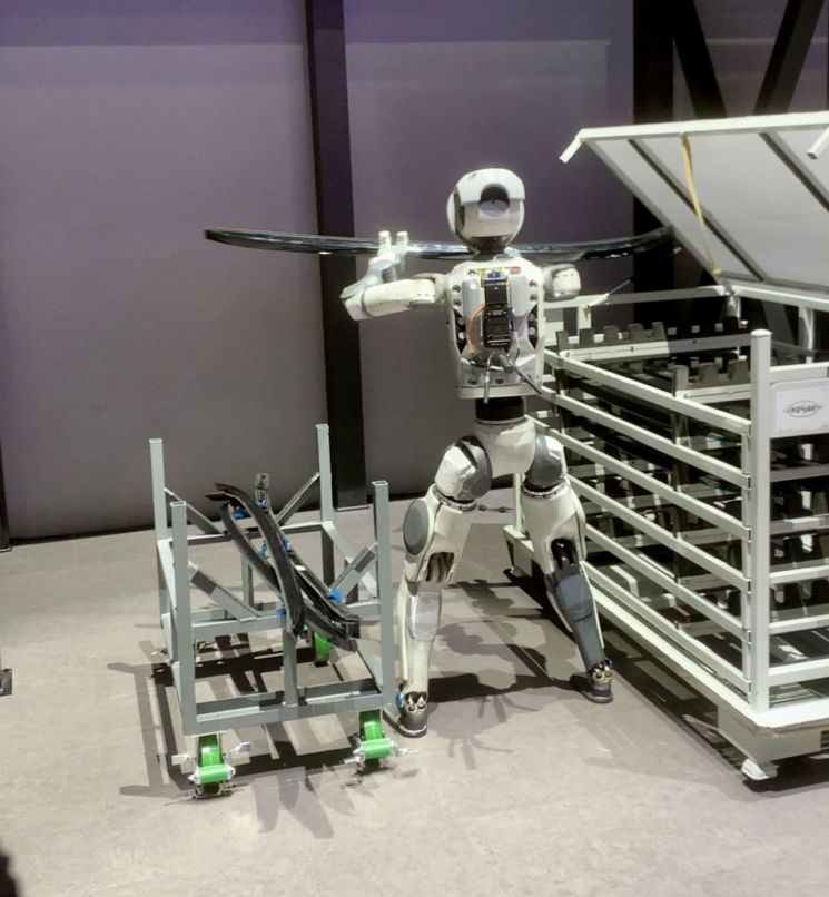 CES 2026 현대차그룹 전시관에서 휴머노이드 로봇 아틀라스가 자동차 부품을 옮기는 작업을 시연하고 있다.사진=백종민 테크 스페셜리스트