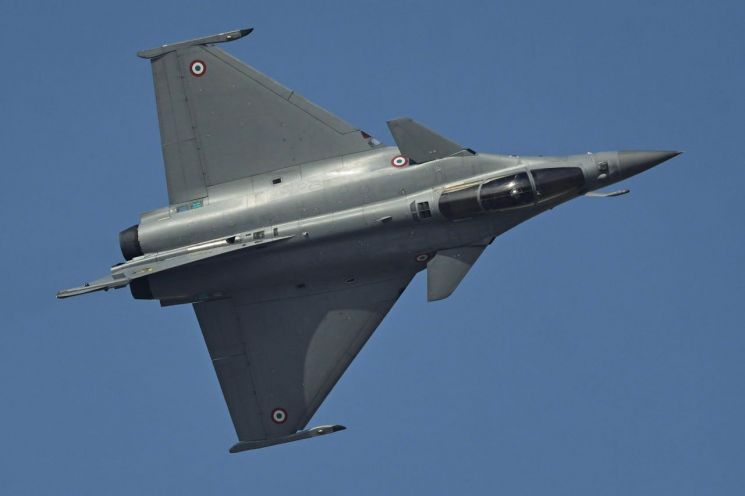 지난해 11월 두바이 에어쇼에 출품한 프랑스 라팔 전투기의 모습.AP연합뉴스