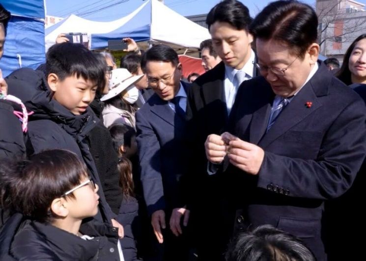 23일 울산 울주군 남창옹기종기시장에서 한 어린이에게 ‘두바이 쫀득 쿠키(두쫀쿠)’를 받은 이재명 대통령. 이재명 대통령 공식 유튜브 캡처