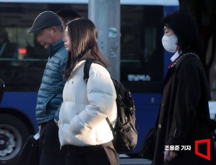 On the 27th, the morning temperature in Seoul dropped to 4°C, showing early winter weather, as commuters in thick padding walked near Gongdeok Station in Mapo-gu, Seoul. Photo by Yongjun Cho