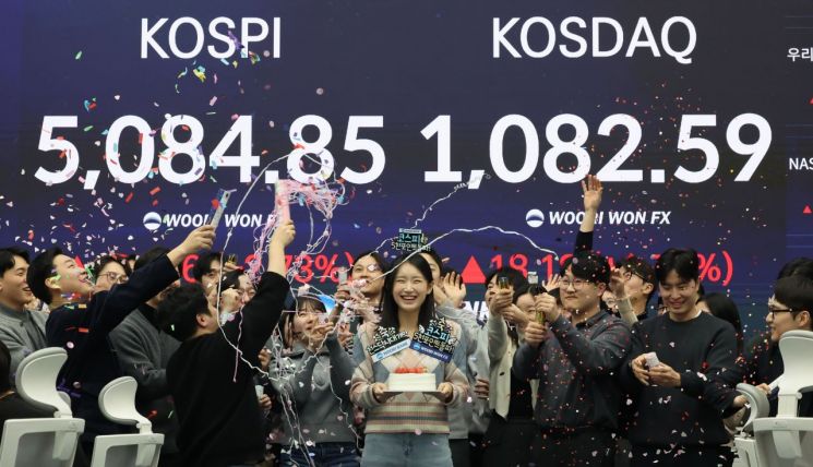 27일 서울 중구 우리은행 딜링룸에서 관계자들이 세리머니를 하고 있다. 연합뉴스