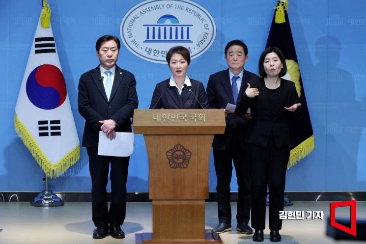 이언주·황명선·강득구 더불어민주당 최고위원이 지난 23일 국회 소통관에서 긴급 기자회견을 하고 있다. 이들은 “정 대표의 독선과 비민주성을 강력히 규탄한다”며 공식 사과와 진상 규명을 요구했다. 김현민 기자