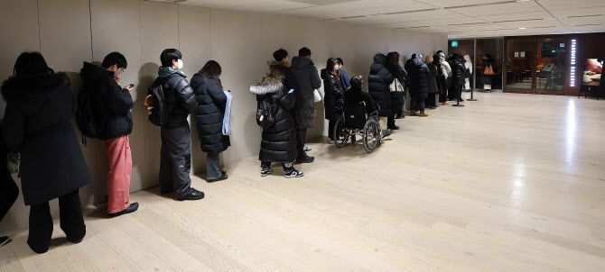 스타벅스가 30일부터 6개 매장에서 ‘두바이 쫀득롤’ 판매를 시작했다. 사진은 서울 종로구 한 스타벅스 매장에서 시민들이 구매를 위해 기다리고 있는 모습. 연합뉴스