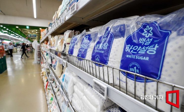 지난달 설탕과 소금의 물가 상승률이 1년 만에 동시 최고가를 기록한 가운데 11일 서울 양재하나로마트에 설탕이 진열돼 있다. 사진=강진형 기자aymsdream@