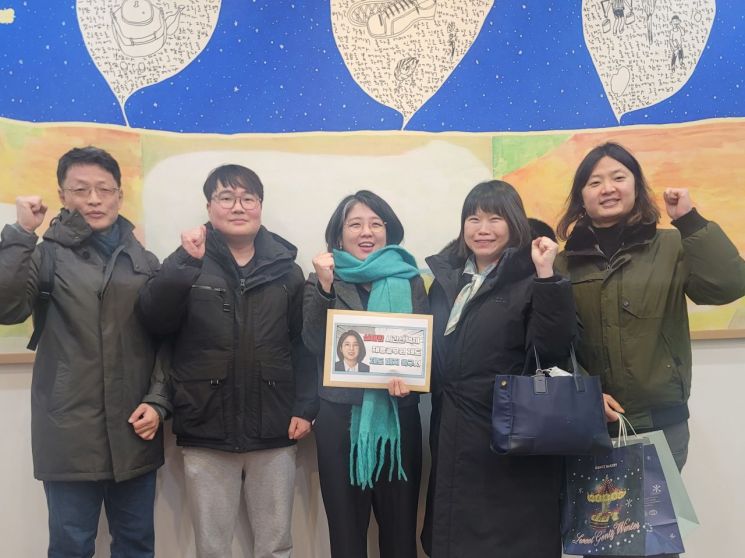 시선제노조가 1일 용혜인 국회의원에게 실패한 시간선택제 채용공무원 제도 폐지 촉구서를 전달하고 있고 기념사진을 찍고 있다. 시선제노조 제공.