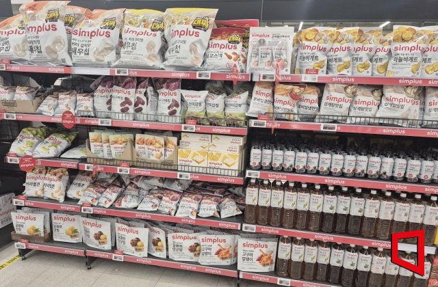 수도권의 한 홈플러스 매장 가공식품 매대가 홈플러스 자체브랜드(PB) 상품으로 채워져 있다. 김흥순 기자