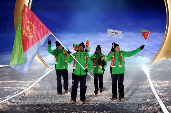 아프리카 국가인 에리트레아 선수단이 2026 밀라노·코르티나담페초 동계올림픽 개막식에서 입장하고 있다. 밀라노=AFP연합뉴스