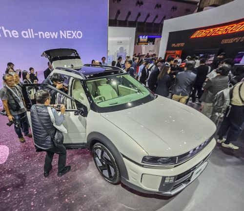 현대차 부스에 전시된 디 올-뉴 넥쏘를 관람객들이 살펴보고 있다. 현대자동차