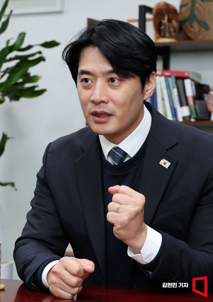 한준호 더불어민주당 의원이 국회 의원실에서 아시아경제와 인터뷰를 하고 있다. 2025.12.1 김현민 기자