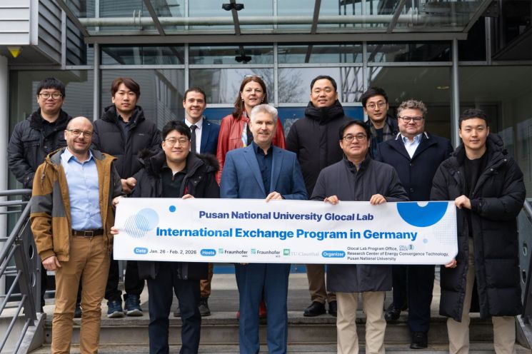 프라운호퍼 방문단이 부산대를 방문하고 기념촬영하고 있다.