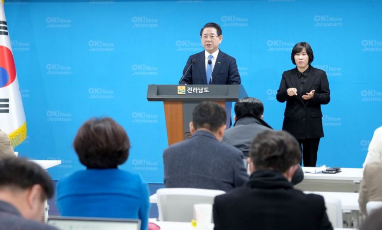 김영록 전라남도지사가 12일 도청 브리핑룸에서 400만 전남광주통합특별시 실현을 위한 전남·광주 3+1축 산업 대부흥 비전을 발표하고 있다. 전남도 제공