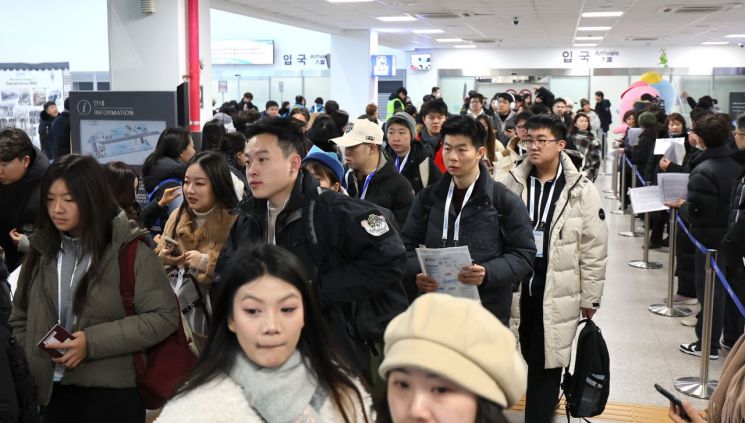 지난 6일 오전 인천 연수구 국제크루즈터미널에 입항한 MSC 벨리시마호(17만t급) 승객 중국인 관광객 3000여명이 입국하고 있다. 연합뉴스