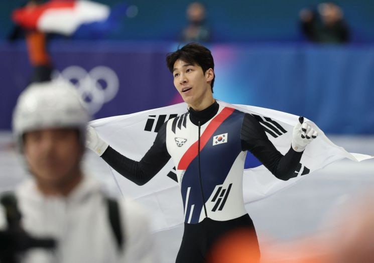 이재명 대통령 "빙판 승부사 황대헌에 뜨거운 박수…자랑스러워"