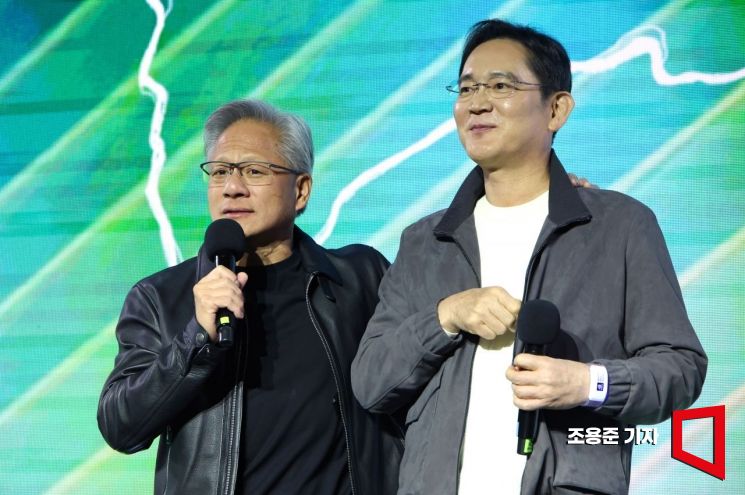 이재용 삼성전자 회장(오른쪽)이 젠슨 황 엔비디아 최고경영자(CEO)와 지난해 10월30일 서울 코엑스광장에서 열린 '지포스 게이머 페스티벌'에서 인사를 하고 있다. 2025.10.30 조용준 기자