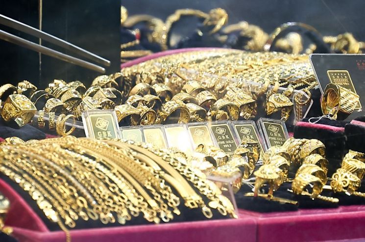 서울 시내 한 금은방에 금 제품이 진열돼 있다. 기사와 직접 연관 없음. 연합뉴스