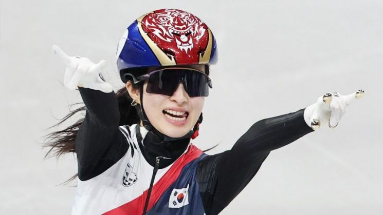 20일(현지시간) 이탈리아 밀라노 아이스스케이팅 아레나에서 열린 2026 밀라노·코르티나담페초 동계올림픽 쇼트트랙 여자 1500m 결승에서 우승을 차지한 김길리가 세리모니를 펼칙고 있다. 연합뉴스