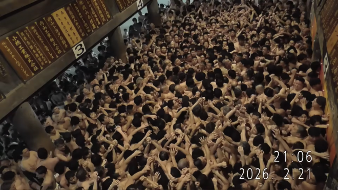 21일 일본 오카야마시 외곽에 있는 사찰 사이다이지에서 열린 '하다카 마쓰리'(알몸 축제). 하다카 마쓰리 생중계 유튜브 공식 채널