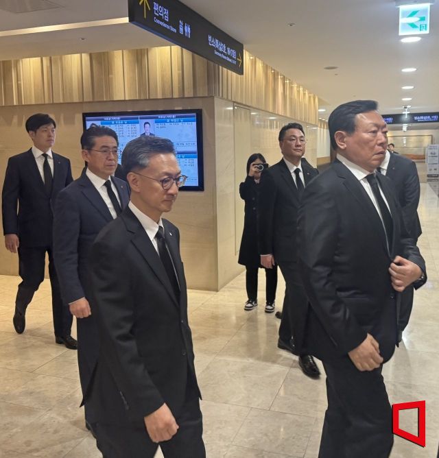 신동빈 롯데그룹 회장(앞줄 오른쪽)이 신영자 롯데재단 의장의 빈소가 마련된 서울 신촌세브란스병원 장례식장에 들어서고 있다. 뒷줄 맨 왼쪽은 신유열 롯데지주 미래성장실장 겸 롯데바이오로직스 각자대표.
