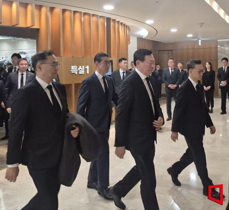 신동빈 롯데그룹 회장(오른쪽에서 두 번째)이 신영자 롯데재단 의장의 빈소가 마련된 서울 신촌세브란스병원 장례식장에서 조문을 마친 뒤 돌아가고 있다.
