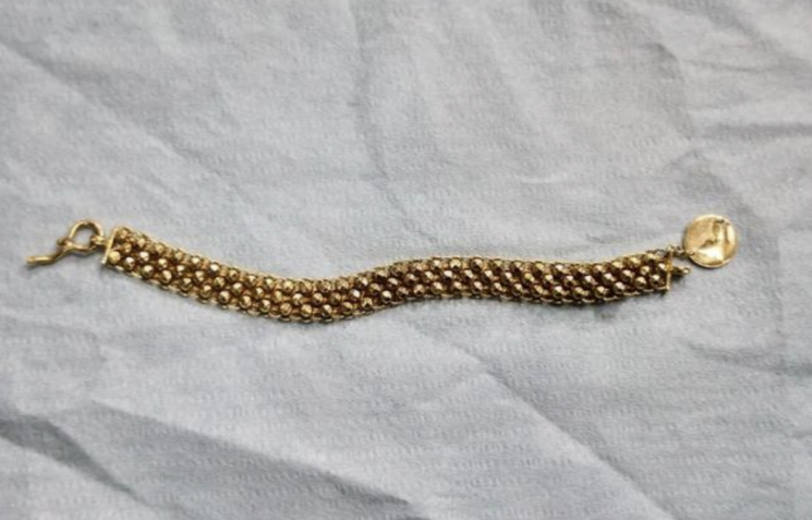 중국 고속열차 화장실에 승객이 잃어버린 13돈 상당의 금팔찌. 광시일보