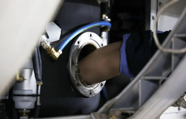 중국 고속열차 화장실로 사라진 13돈 상당의 금팔찌가 정비팀의 40분간 수색 끝에 주인에게 돌아가게 됐다. 광시일보